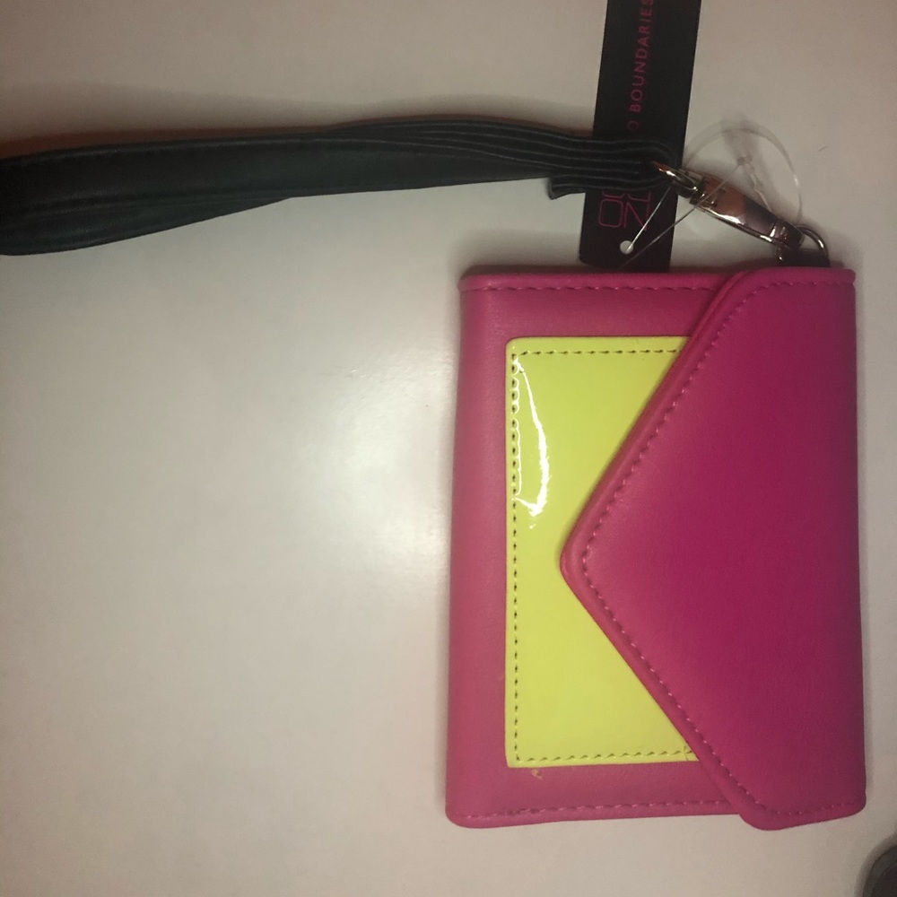 Wallet/ attachable wristlet